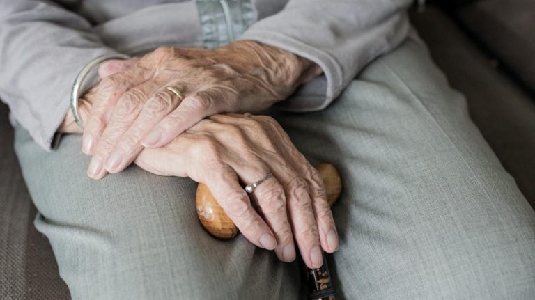 Una recerca europea liderada des de Catalunya implicarà cuidadors de persones amb Alzheimer en la creació d’eines TIC que vetllin per la seva qualitat de vida