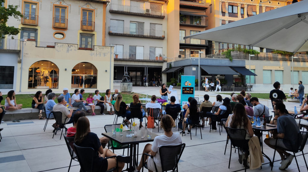 El Toc de Ciència 2025 fa créixer el festival i porta laciència a bars i places de la Garrotxa i el Ripollès